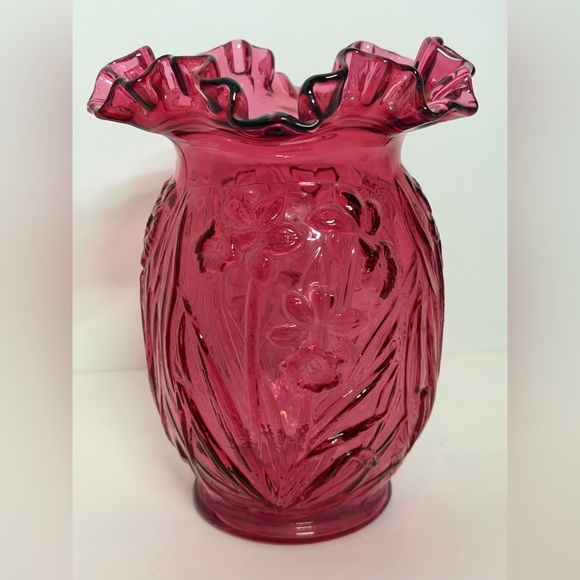 Fenton Cranberry glass vase with a ruffled rim and an embossed daffodil pattern - Picture 4 of 16